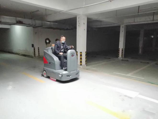 商洛小区物业保洁不用人力改用驾驶式洗地机了